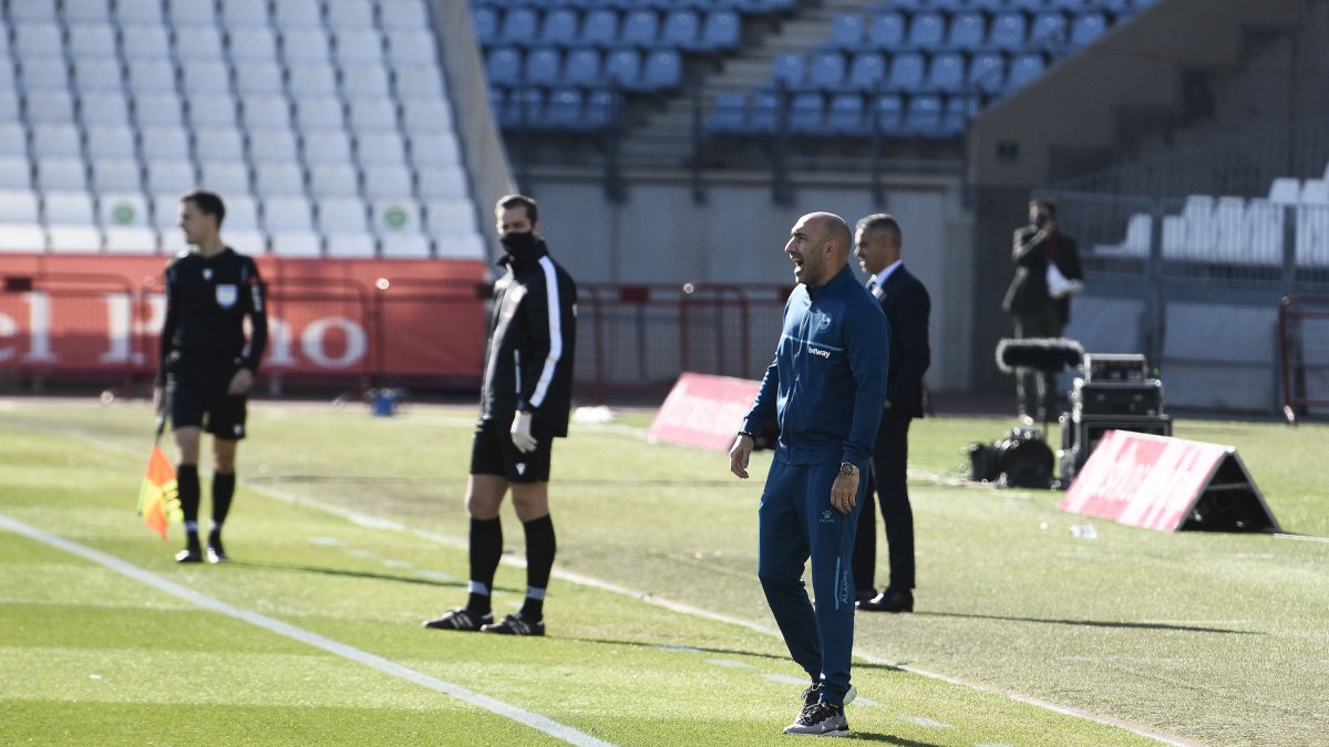 Abelardo Fernández debutó con derrota como técnico del Alavés.