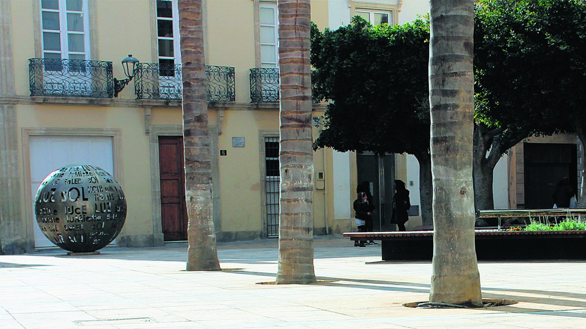 La renovada plaza, con excrementos.