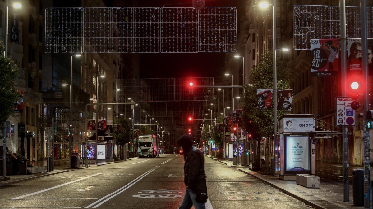 Un chico cruza una calle ante del toque de queda.