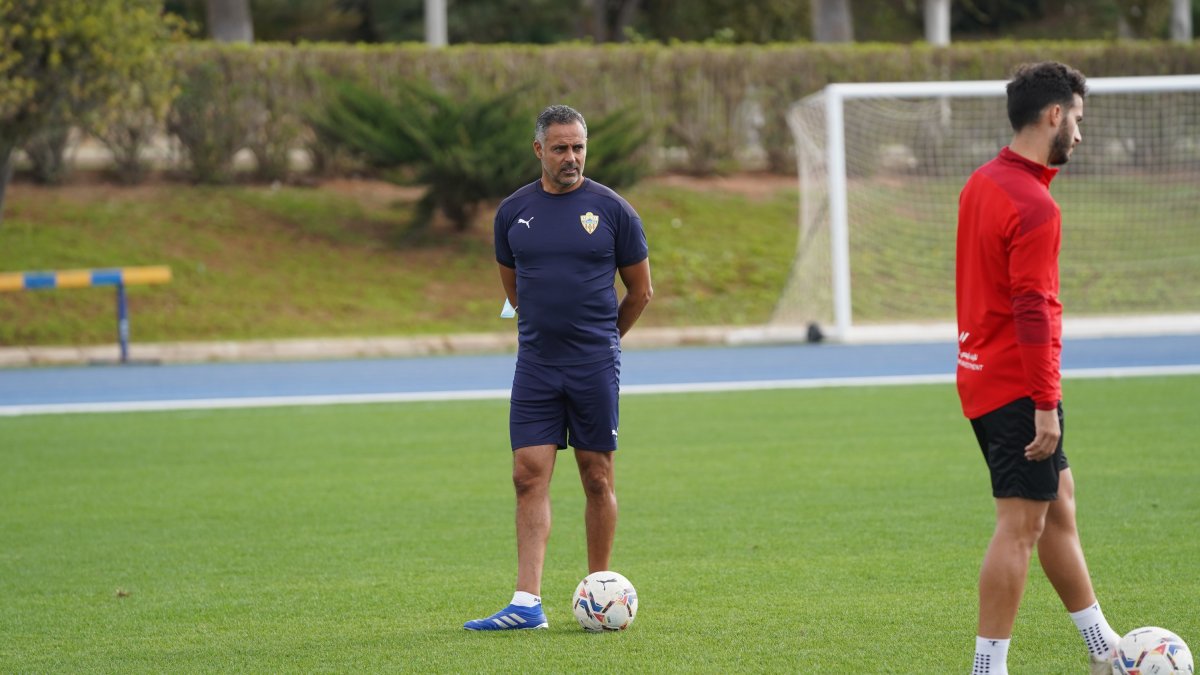 El entrenador portugués atento a los jugadores en un entrenamiento.