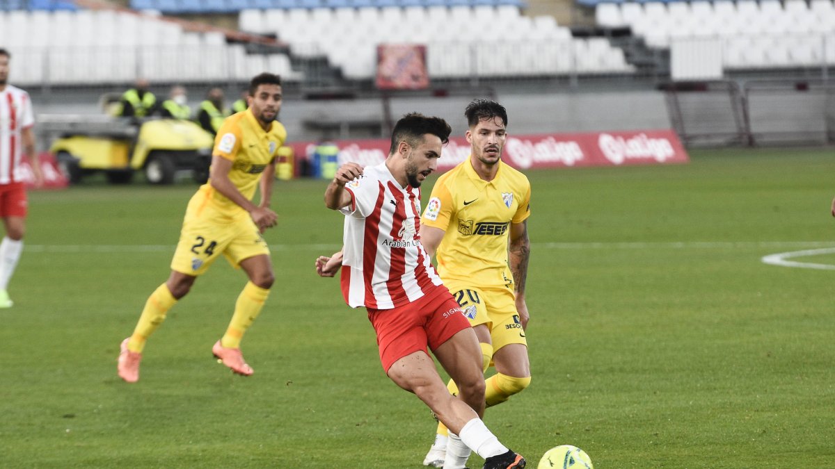 Morlanes es el ‘cerebro’ del Almería en el centro del campo rojiblanco.