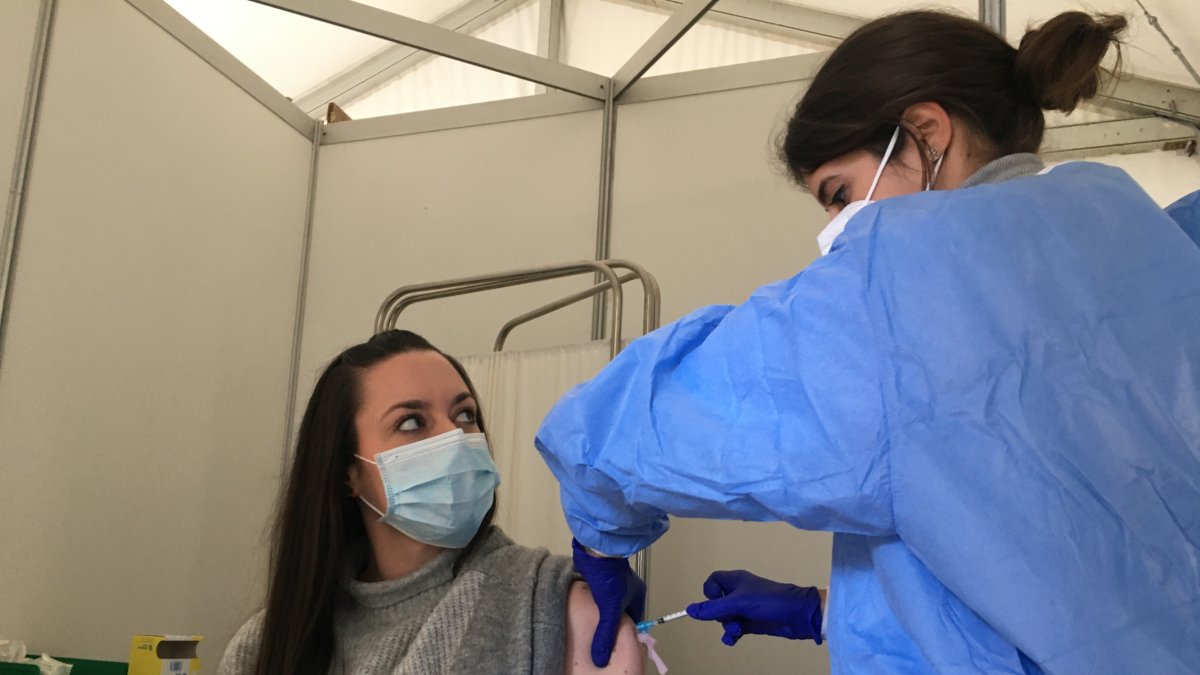 Una sanitaria almeriense, vacunada en la primera tanda.