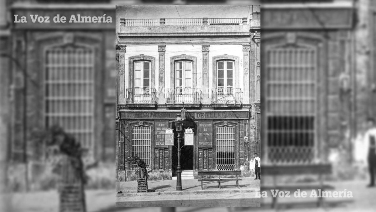 Una farola del Paseo,  con las planchas metálicas que se destinaban a colocar anuncios.  FOTO ALEJANDRO BUENDÍA.