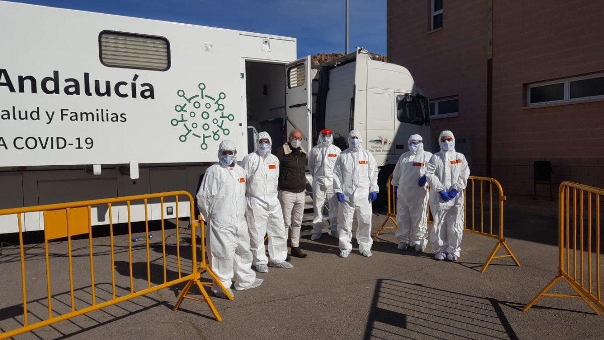 Personal sanitario en el cribado de Sorbas, junto con el alcalde, en una imagen del Ayuntamiento.