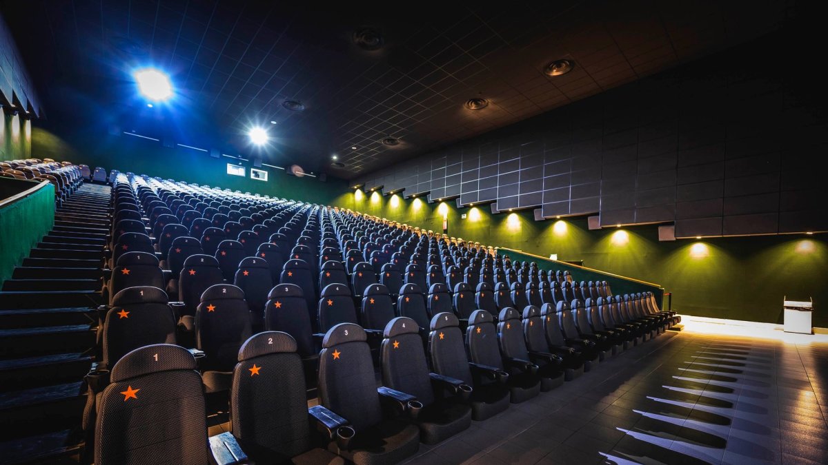 Interior de una de las ocho salas de cine de Monumental.