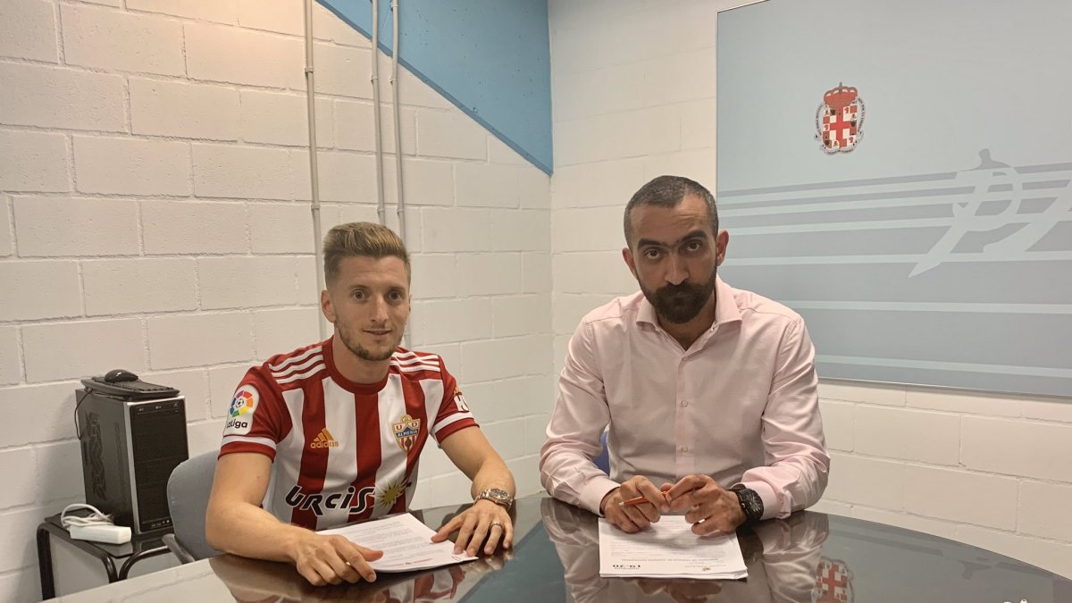 Balliú con Mohamed El Assy en el acto de la firma.