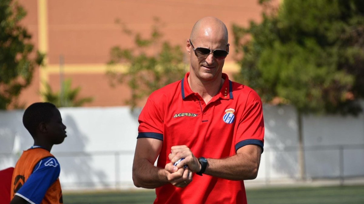 kike Burgos con sus futbolistas de La Mojonera.