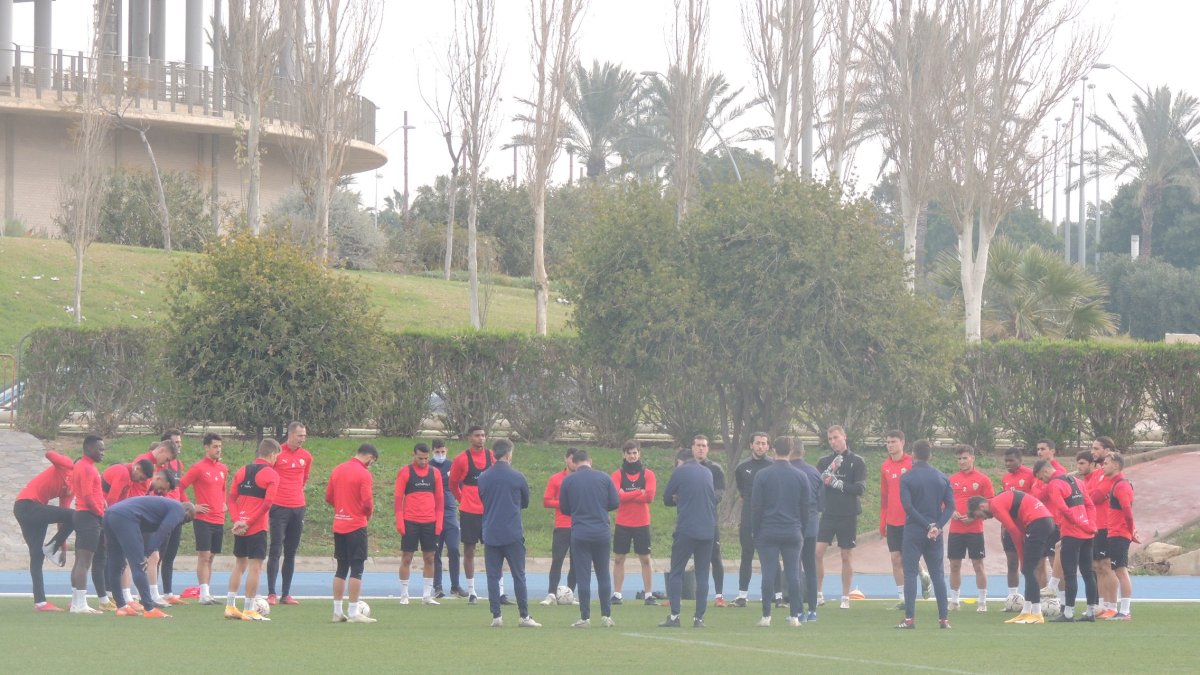 Charla de José Gomes para iniciar el entrenamiento de este miércoles.