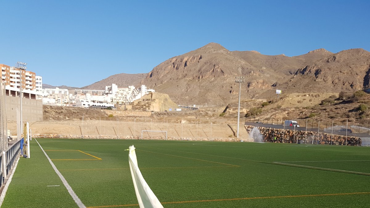 Los campos de Almería, como el del Poli Aguadulce, se quedarán sin fútbol.