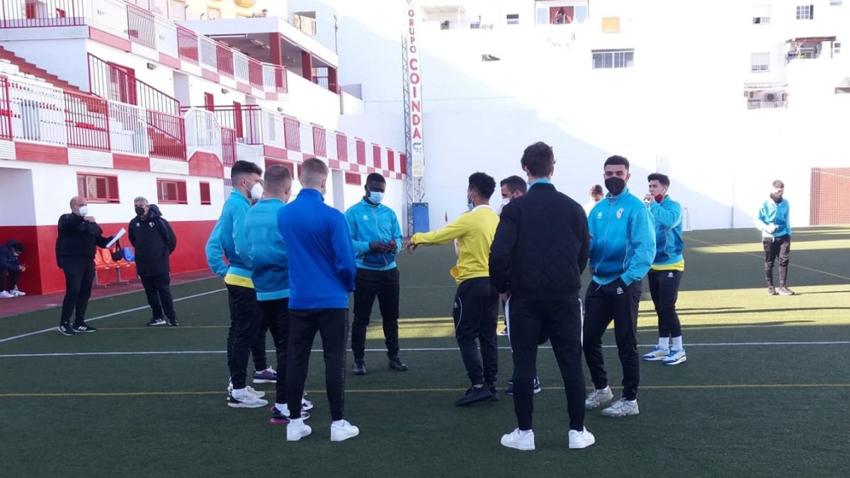 Los jugadores del Berja en el campo del Coín.