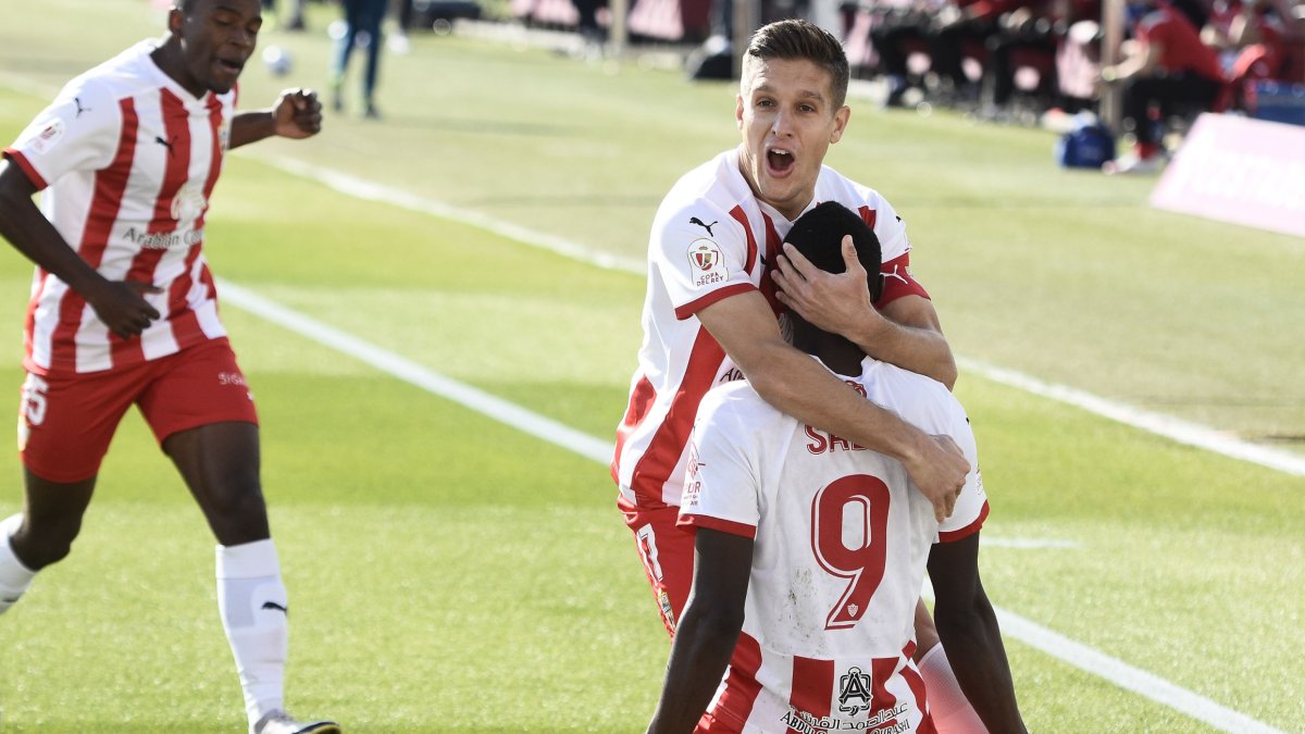 Corpas abraza a Sadiq en el primer gol frente al Alavés.