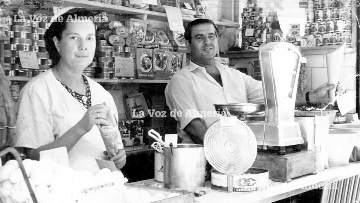 Paco González y Antonia Roque vivieron su época dorada en la Plaza de Abastos a comienzos de los años setenta.