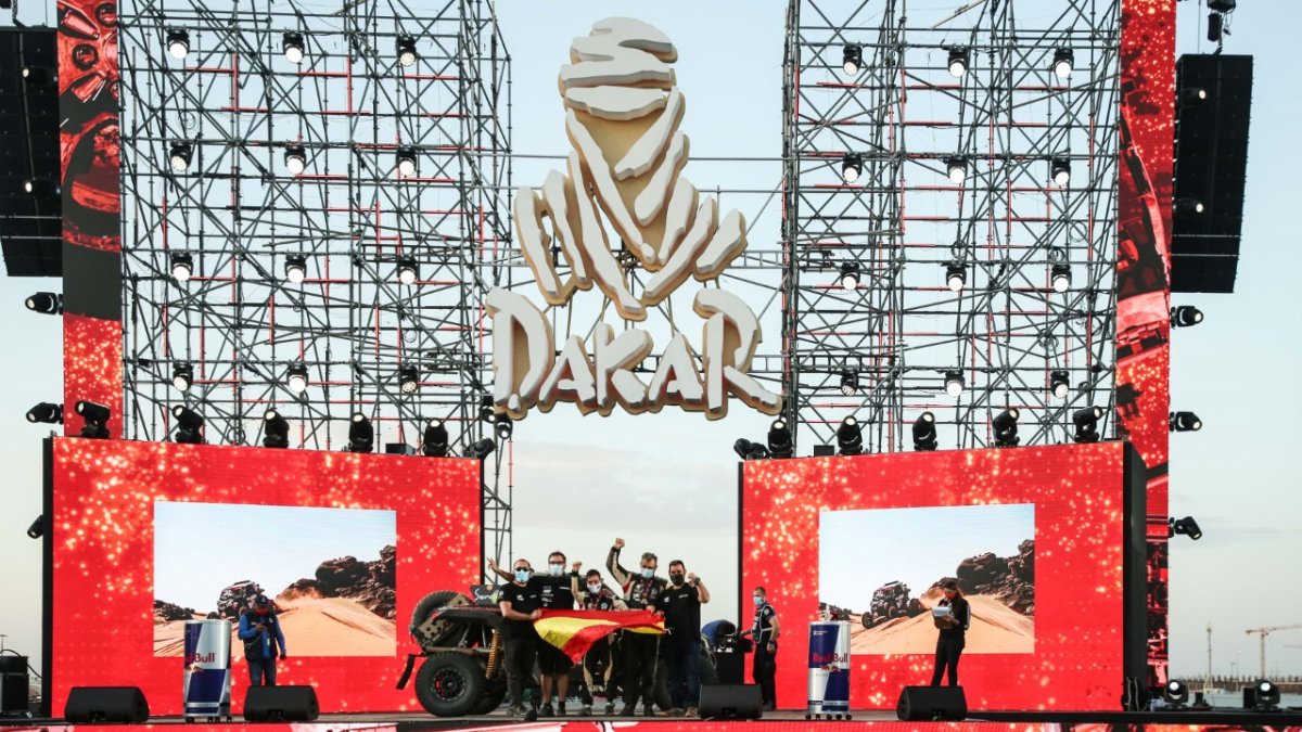 El piloto almeriense con su equipo en el podio de la carrera.