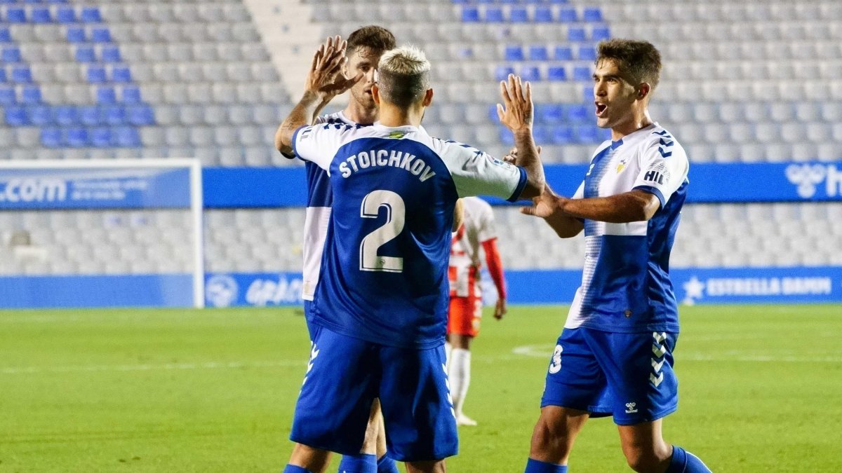 Stoichkhov celebrando el gol frente al Almería en la Nova Creu Alta.