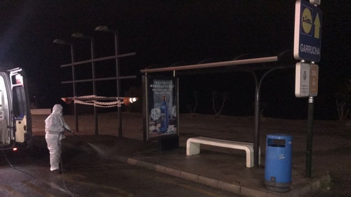 Limpieza nocturna en las calles de Mojácar.