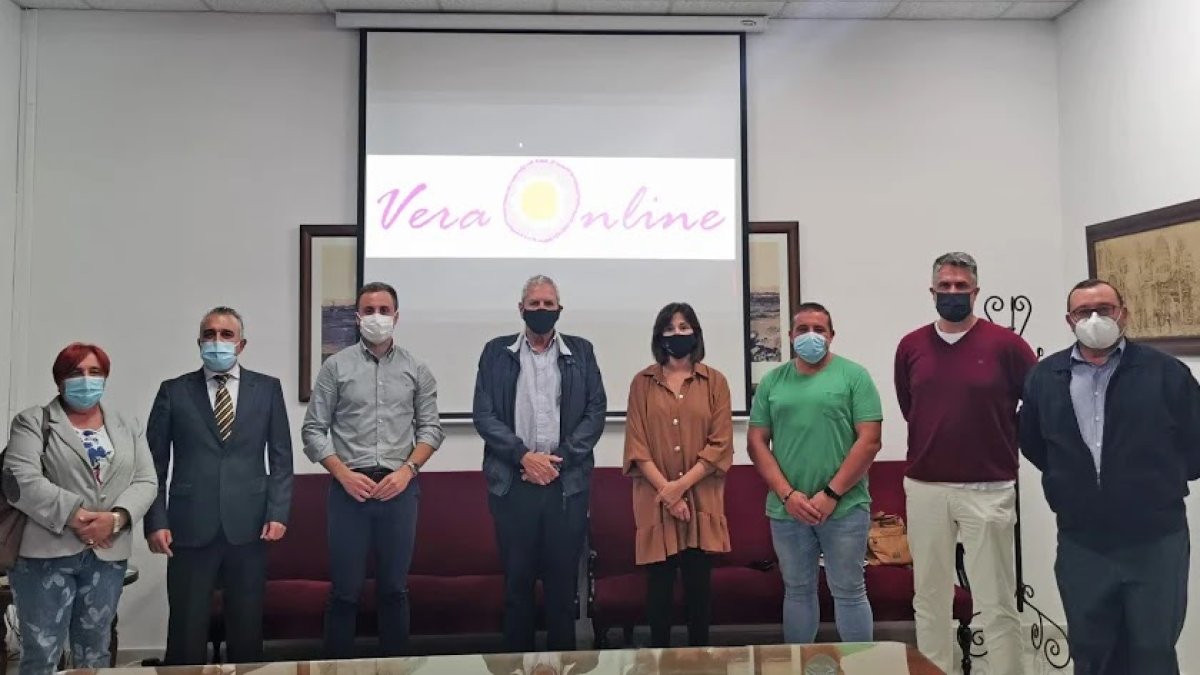 Autoridades y responsables de la iniciativa durante la presentación de VeraOnline.