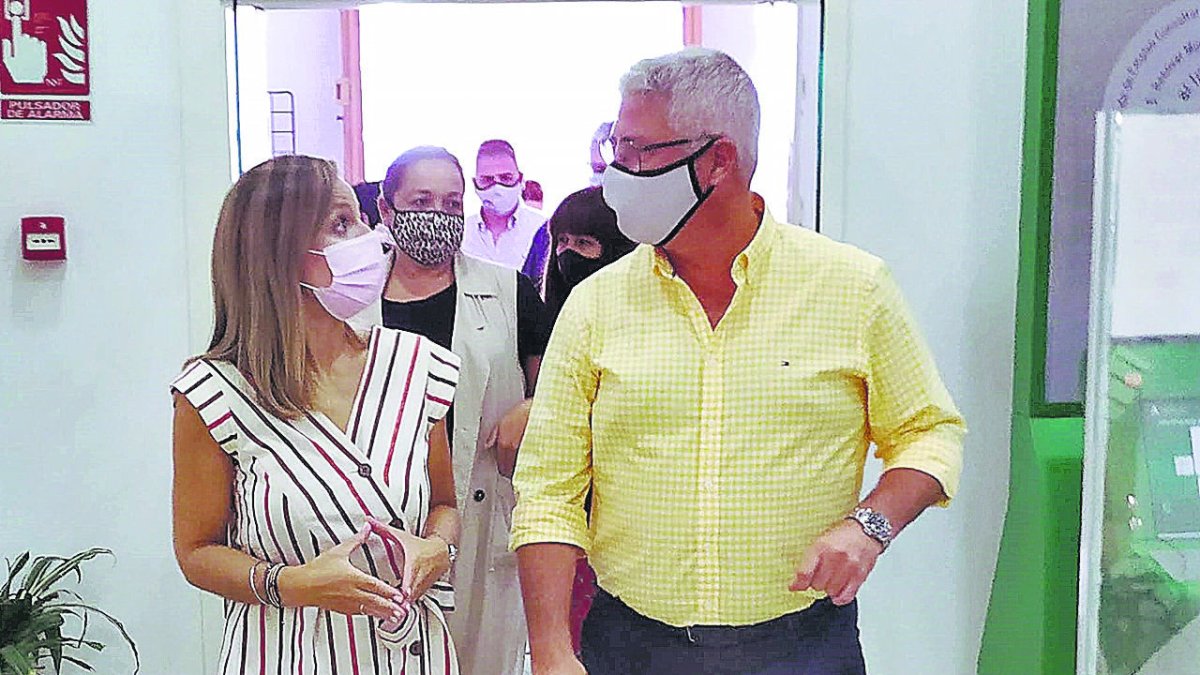 El alcalde de Huércal, Ismael Torres, junto a la delegada del Gobierno de la Junta en Almería, Maribel Sánchez