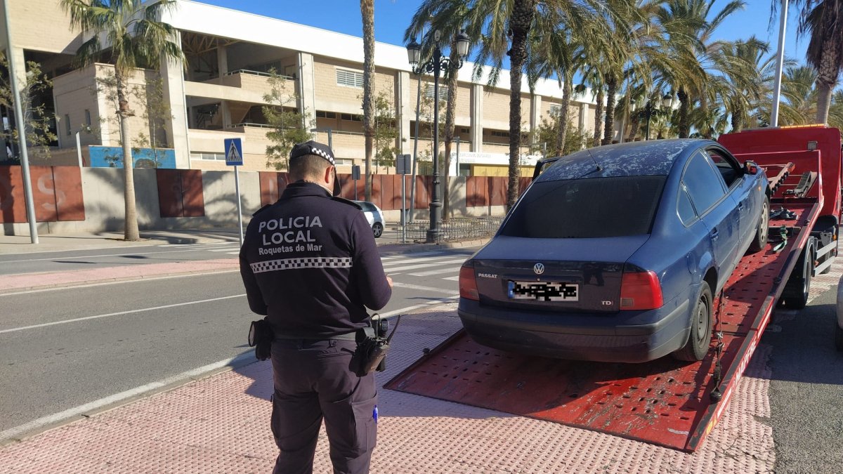 Grúa procediendo a la retirada de un taxi pirata.