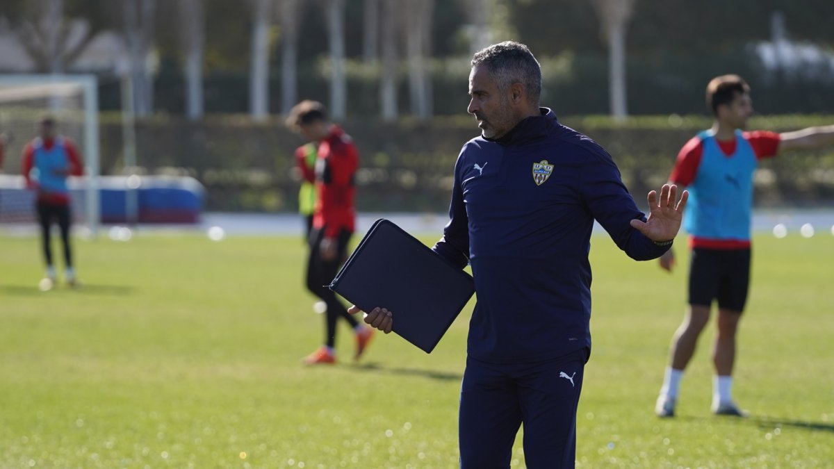 José Gomes hablando con el equipo en el entrenamiento.