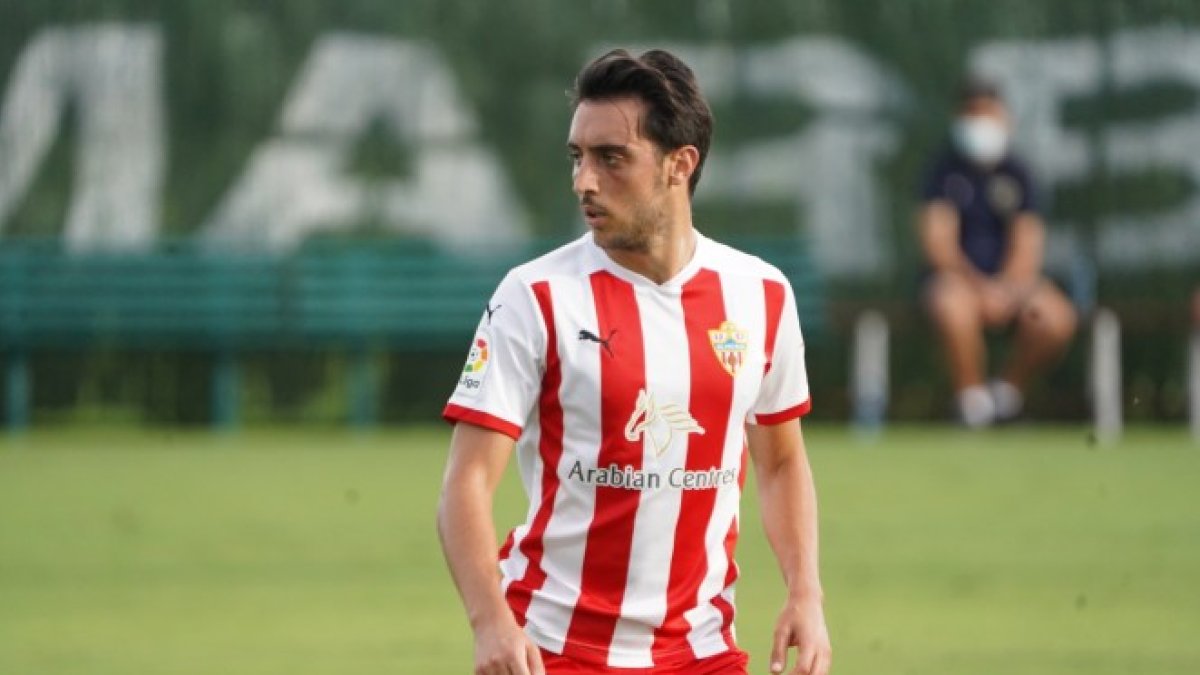 Sergio Aguza en un partido de la pretemporada con el Almería.