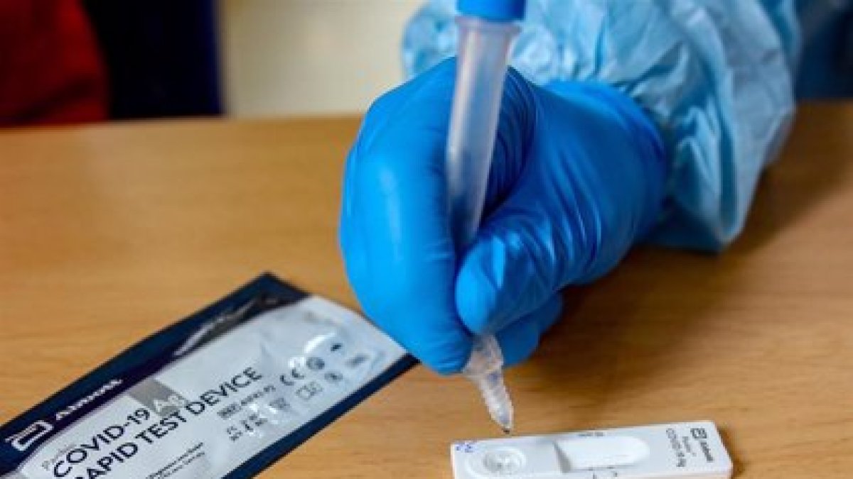 Prueba de diagnóstico covid con test de antígenos.