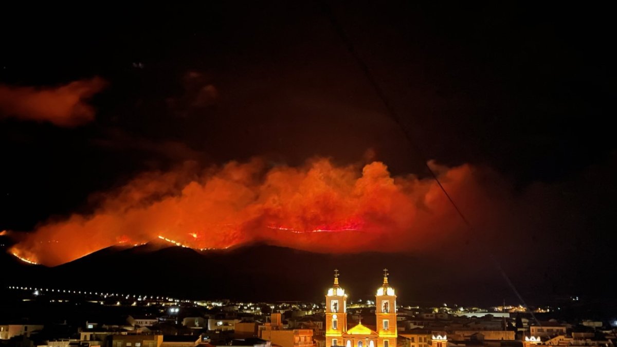 El incendio de Castala es visible desde cualquier punto de Berja y desde otros municipios. Foto de Nacho Sánchez