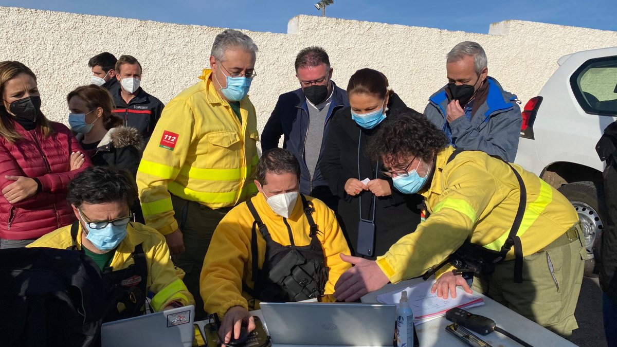 Carmen Crespo y José Carlos Lupión junto a efectivos del Infoca.