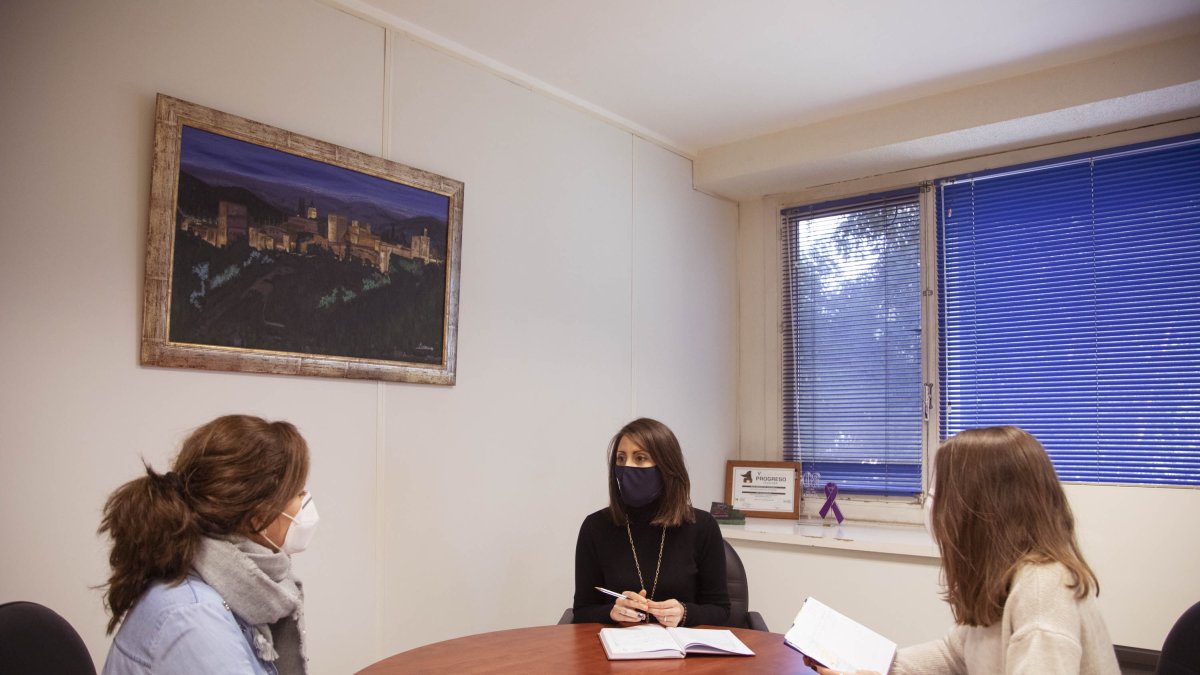 Carmen Belén López en una reunión de trabajo.