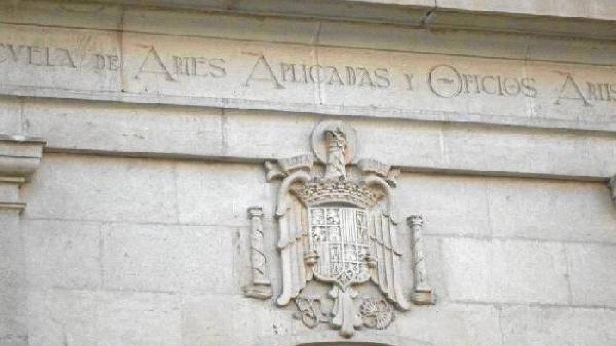 Escudo de la Escuela de Artes de Almería.