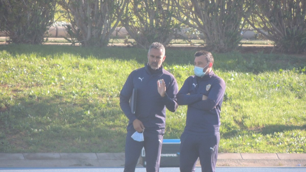 Gomes hablando con uno de sus ayudantes en el Anexo.