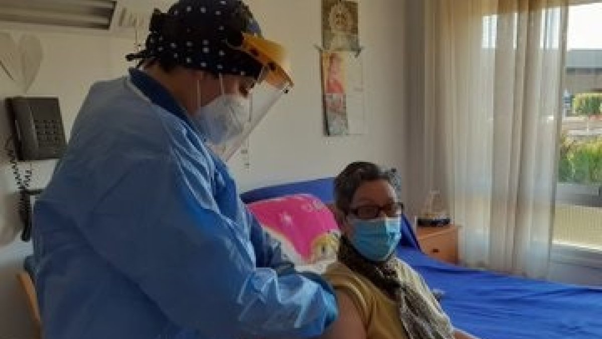 Remedios, la primera usuaria de una residencia de Almería que recibió la segunda dosis.