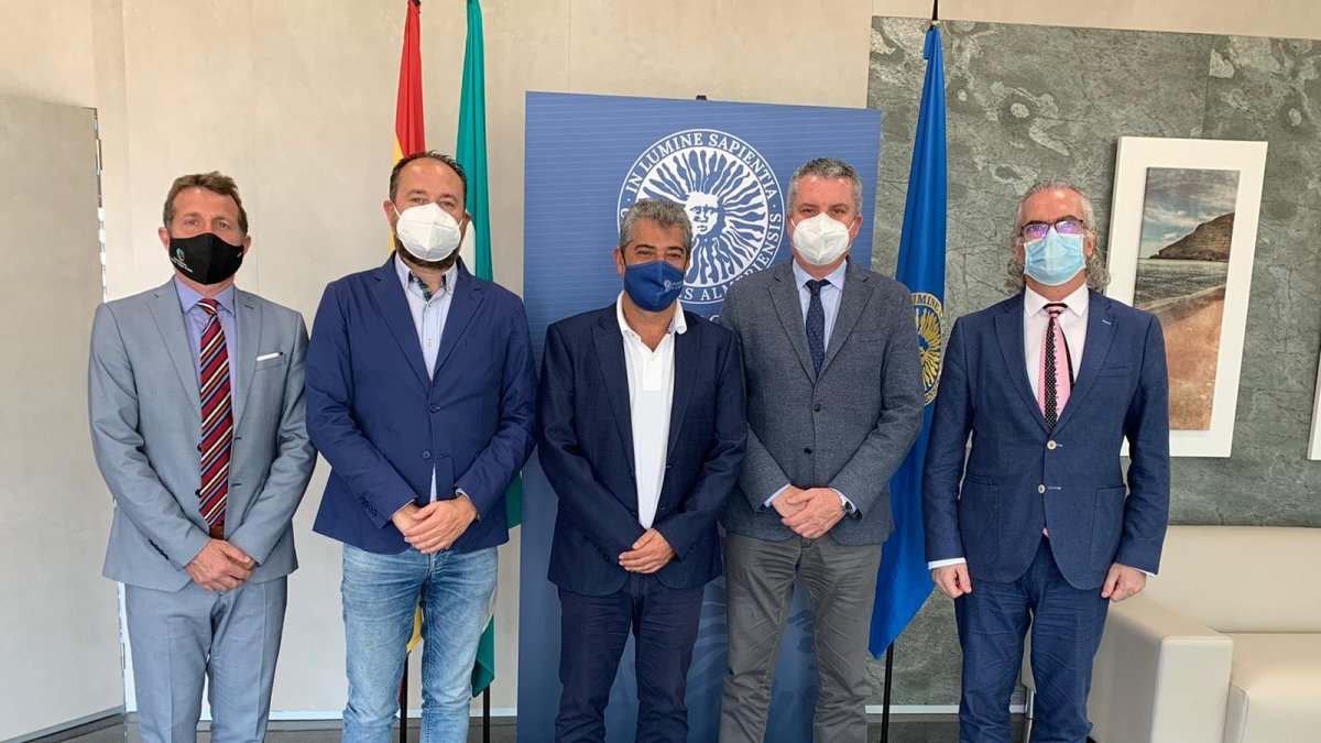 Participantes en una reunión en la UAL sobre Medicina.