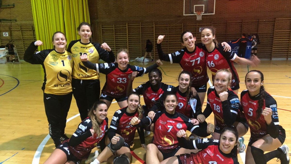 Las jugadoras rojillas celebrando la victoria.