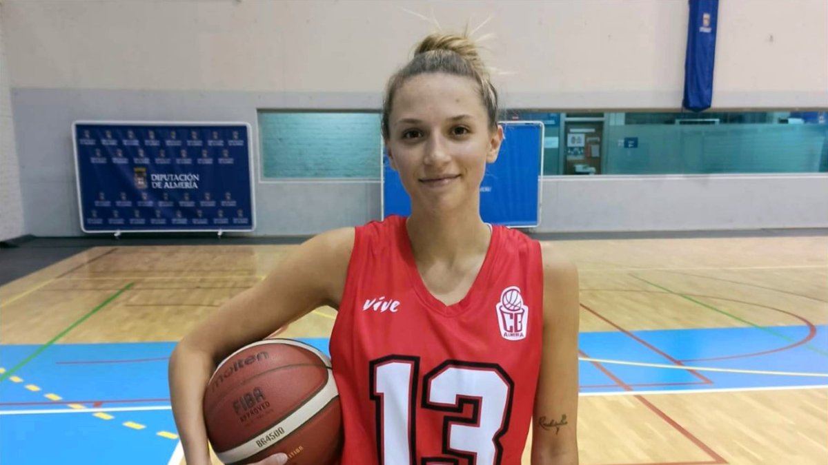La nueva jugadora del ISE posa en el Moisés Ruiz.