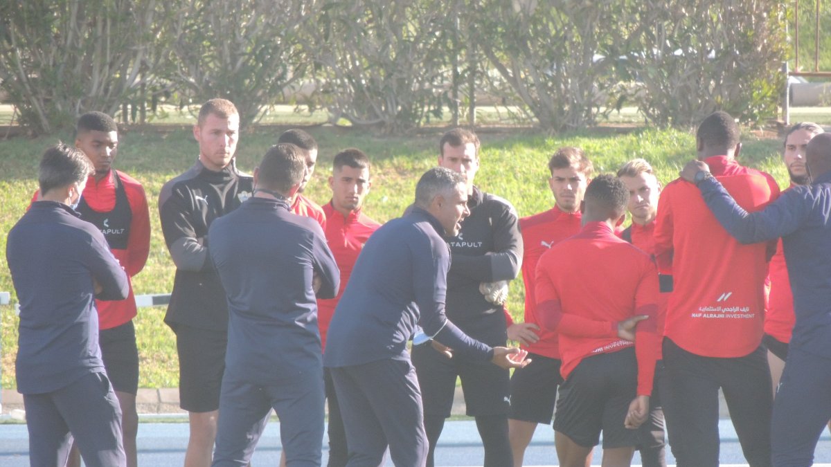José Gomes hablando con los jugadores rojiblancos.