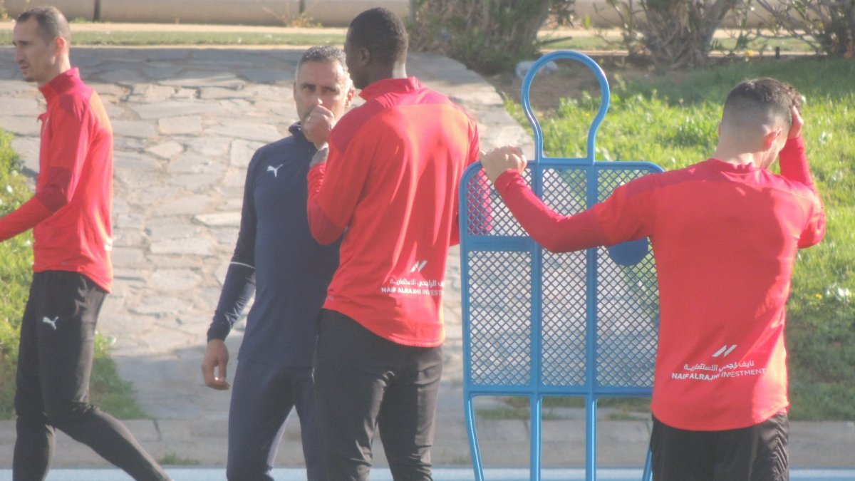 José Gomes con Umar Sadiq.