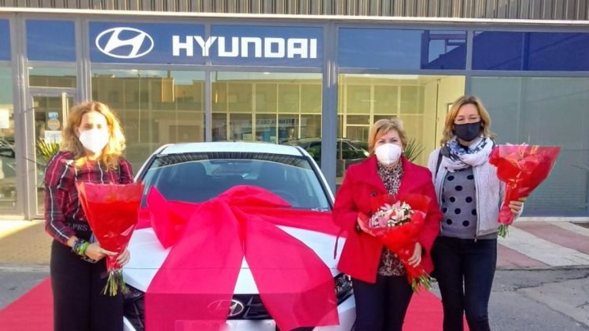 Momento de la entrega del coche a la ganadora del sorteo.