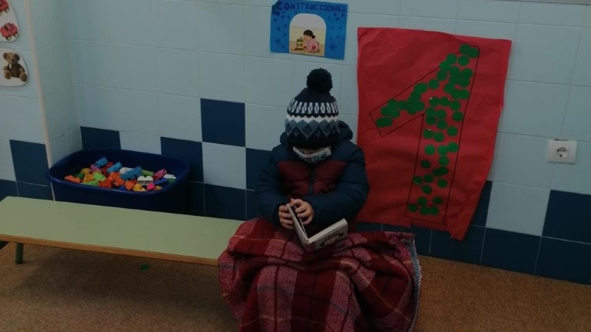 Alumno abrigado para aguantar el frío en un colegio de Almería.