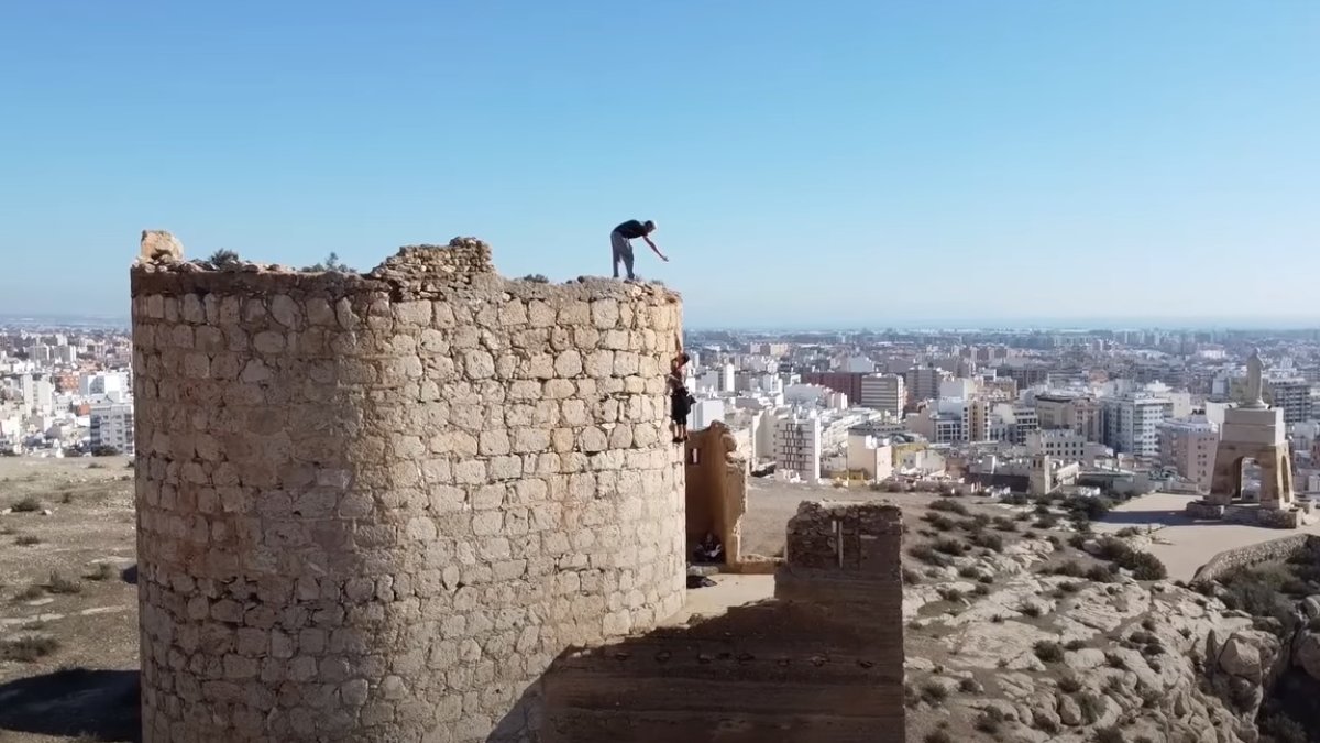 Fotograma del vídeo publicado en YouTube en el que jóvenes hacen ‘parkour’ en este entorno protegido.