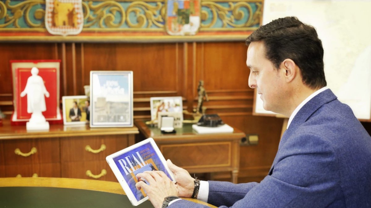 Javier A. García con el primer número de \'Real\'.