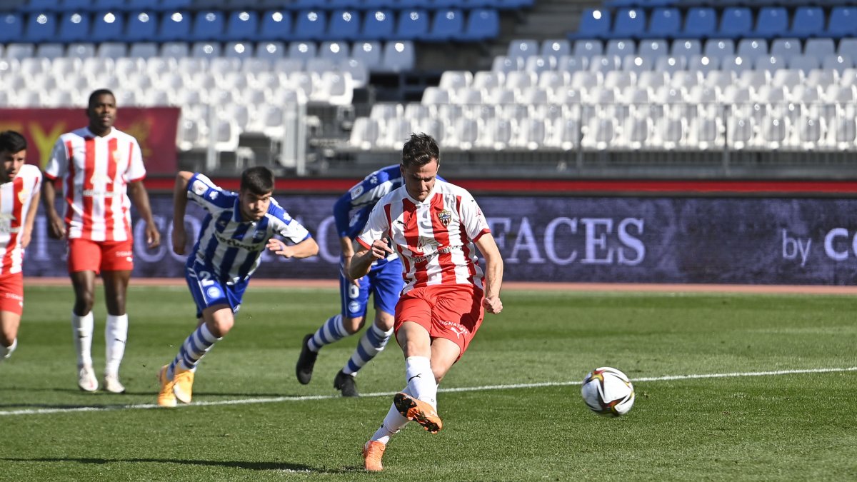 Juan Villar hizo el quinto gol al Alavés.