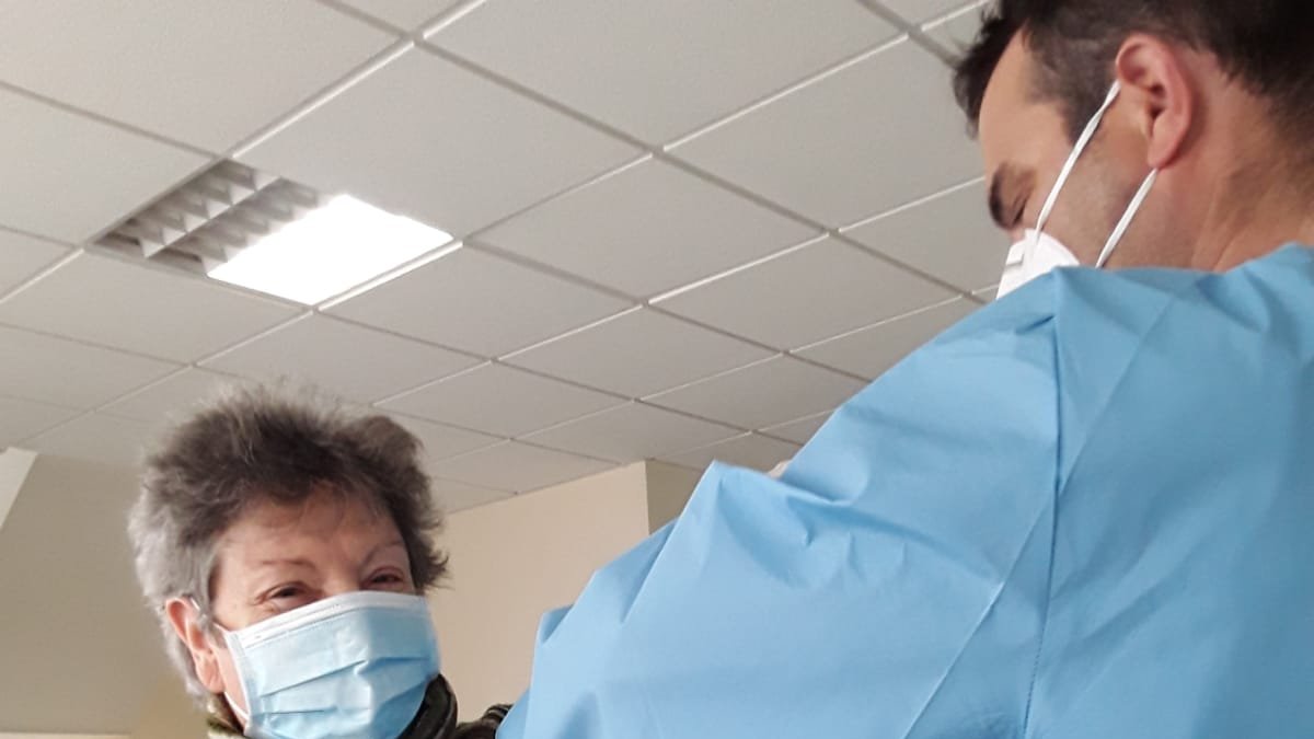 Persona mayor vacunándose en la residencia de mayores pulpileña.