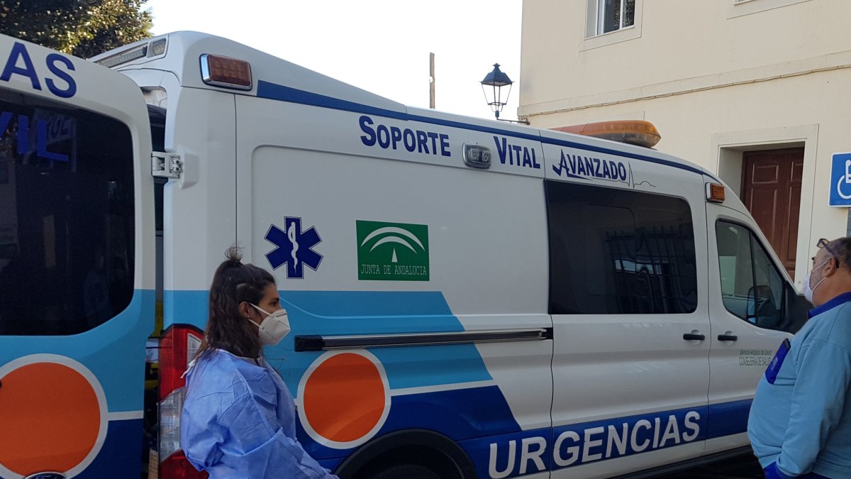 Sanitarios frente a la residencia.