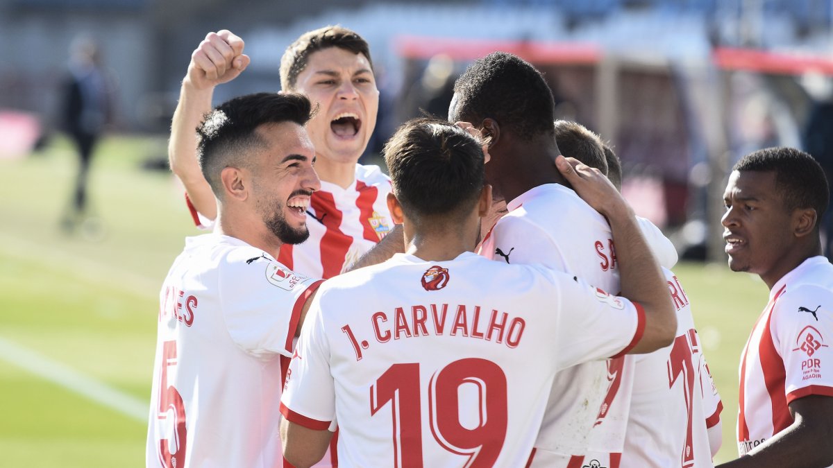 Los jugadores del Almería celebrando uno de los cinco goles que le endosaron al Deportivo Alavés.
