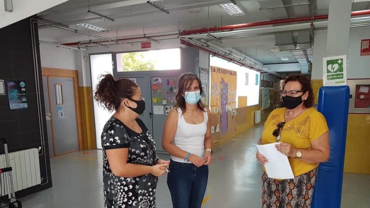 La alcaldesa en una visita a un colegio del municipio.