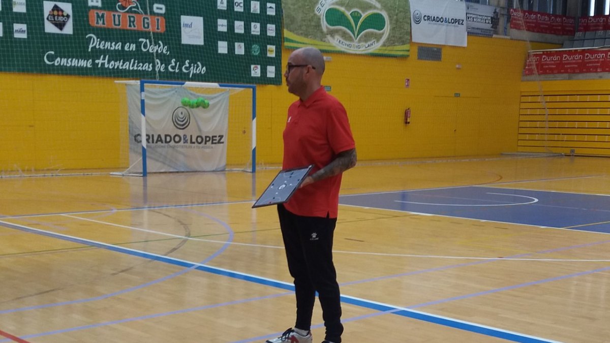 El entrenador celeste dirigiendo a sus jugadores.