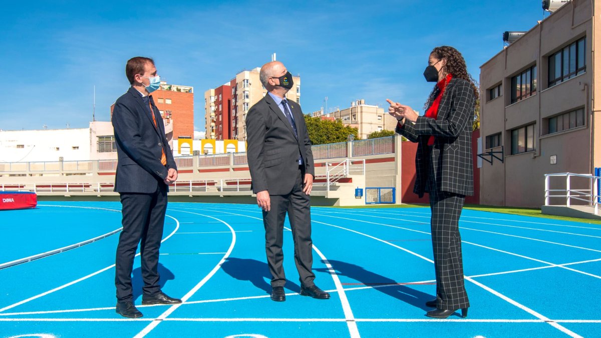 El consejero de Educación y Deporte, en la visita a las nuevas instalaciones.