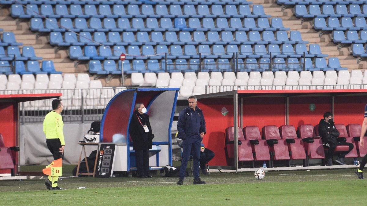 José Gomes concentrado en el partido de Copa.