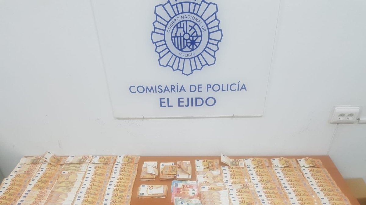 Material y dinero incautado por la Policía Nacional.
