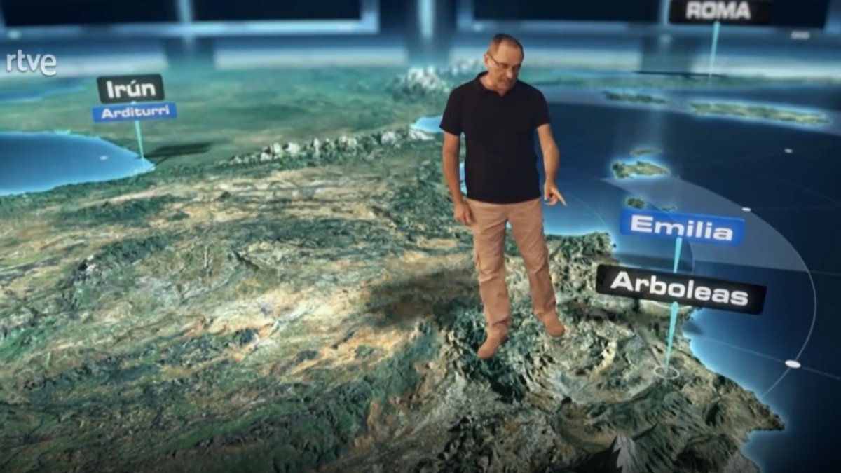 El presentador del documental señalando el yacimiento de Arboleas, entre los más destacados.